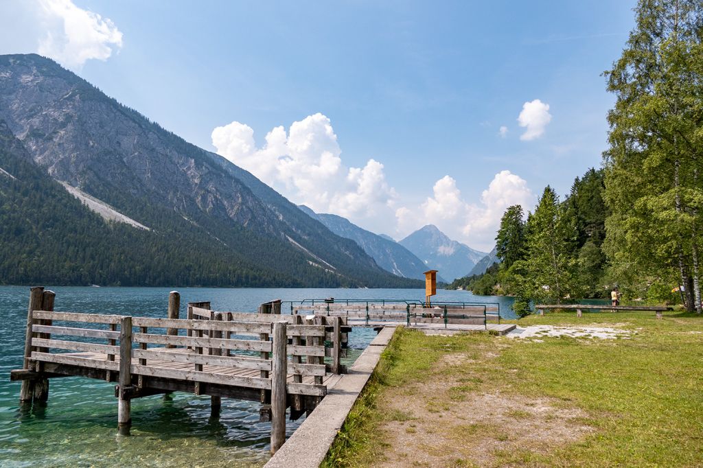 Plansee - Mit Schiffsverkehr - Vom Ammerwald kommend, taucht der Plansee irgendwann beinahe aus dem Nichts auf. Am östlichen Ende gibt es direkt einen Anleger für den Bootsverkehr. - © alpintreff.de / christian Schön