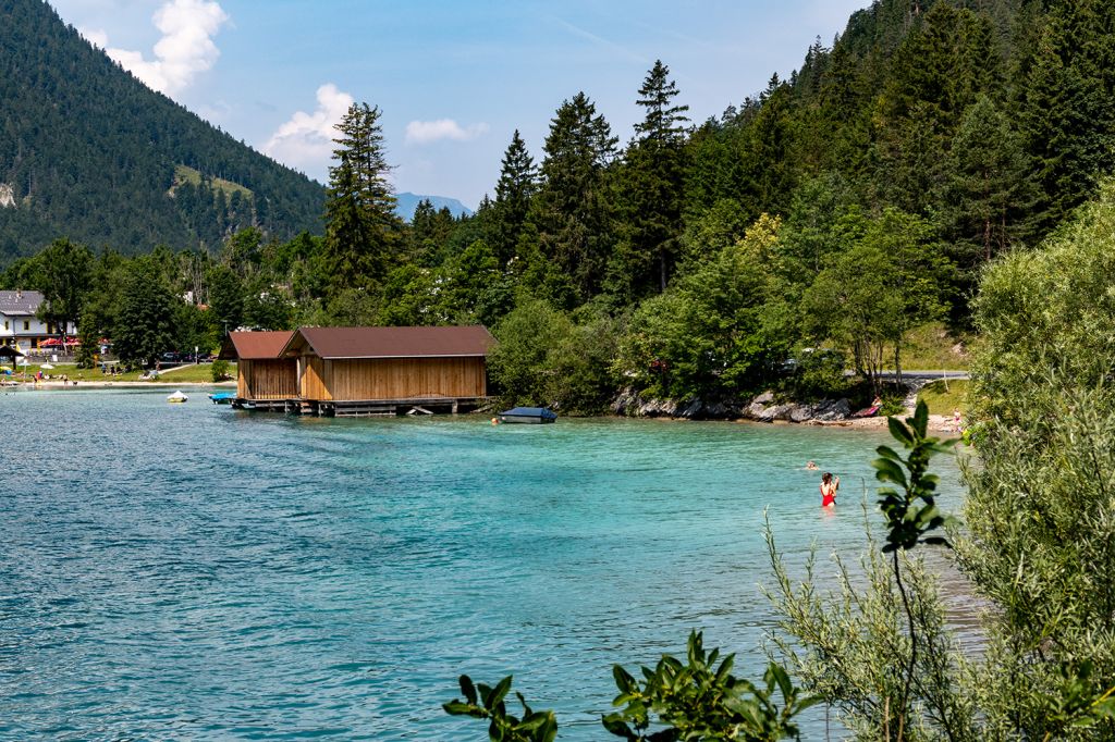 Plansee - Badebuchten - Nahezu am gesamten Plansee gibt es immer wieder kleine Badebuchten. Dort kann man meist auch direkt mit dem Auto anhalten. - © alpintreff.de / christian Schön