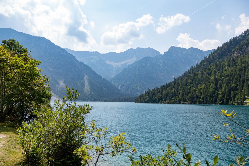 Plansee - Blick Richtung Heiterwang - Rechts um die Ecke geht es übrigens weiter in Richtung Heiterwang. Durch eine schmale Verbindung geht das Gewässer direkt über in den Heiterwanger See. Die Schiffe auf dem See verbinden beide Gewässer. - © alpintreff.de / christian Schön