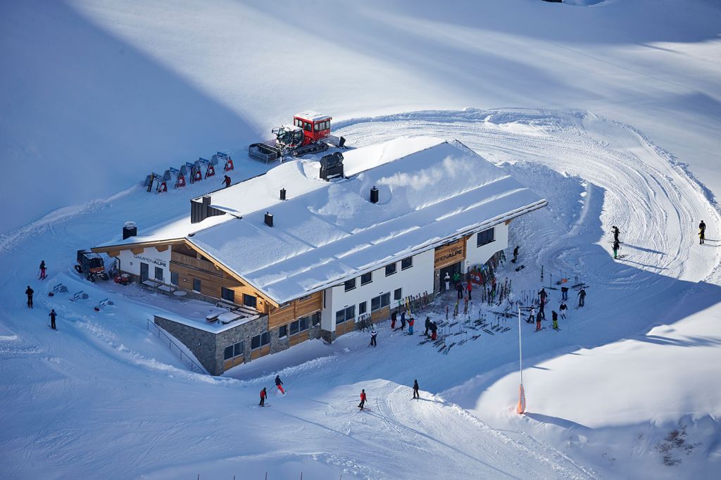 Gampenalpe - Bergrestaurant in Ischgl - Von außen kann man nicht so direkt auf das durchgestylte Innere der Gampenalpe schließen. - © TVB Paznaun - Ischgl