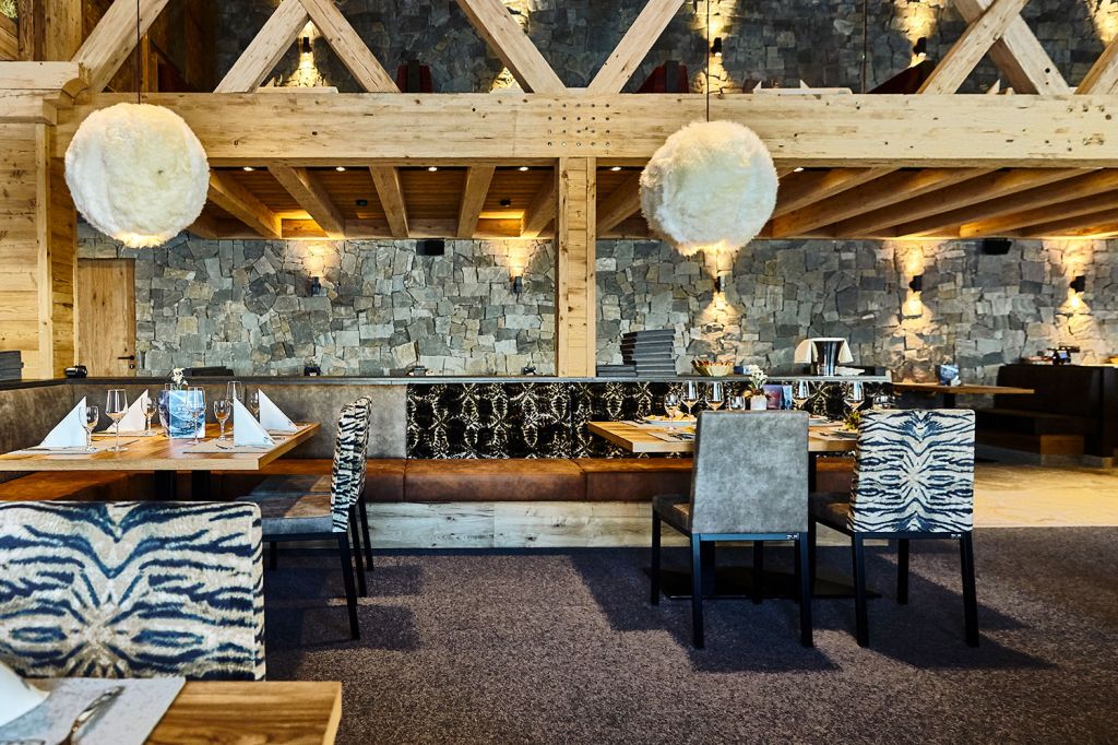 Gampenalpe - Bergrestaurant in Ischgl - In der Gampenalpe kann man sich etwas Ruhe gönnen. Und auch lecker essen. Das Bedienungsrestaurant bietet innen Platz für etwa 100 Gäste. - © TVB Paznaun - Ischgl