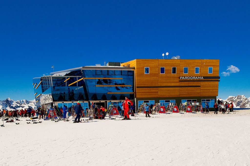 Restaurant und Zentrum Pardorama - Ischgl - In der ersten Etage gibt es wie so oft ein Bedienrestaurant. Wieder eine Etage darüber liegt Österreichs höchster Konferenzraum. Sicherlich ein einmaliges Ambiente. - © TVB Paznaun - Ischgl