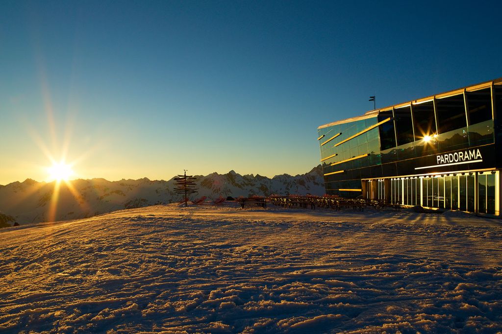 Restaurant und Zentrum Pardorama - Ischgl - Und dann wird es irgendwann am Abend Zeit zu gehen. Mit der 3S Pardatschgratbahn kommt man schnell und bequem wieder ins Tal. - © TVB Paznaun - Ischgl Restaurant und Zentrum Pardorama - Ischgl - Und dann wird es irgendwann am Abend Zeit zu gehen. Mit der 3S Pardatschgratbahn kommt man schnell und bequem wieder ins Tal. - © TVB Paznaun - Ischgl