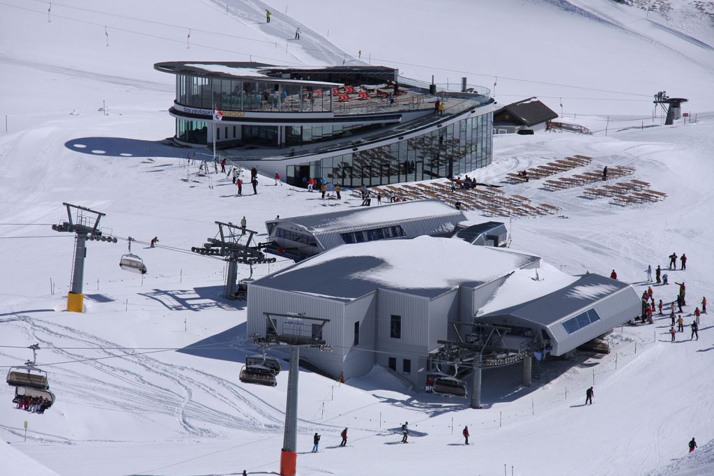 Restaurant Salaas - Samnaun - Ischgl - Hier noch mal eine Totale mit den Bahnen Viderjoch II (ganz vorne) und Greitspitz (die linke Sesselbahn). - © TVB Paznaun - Ischgl