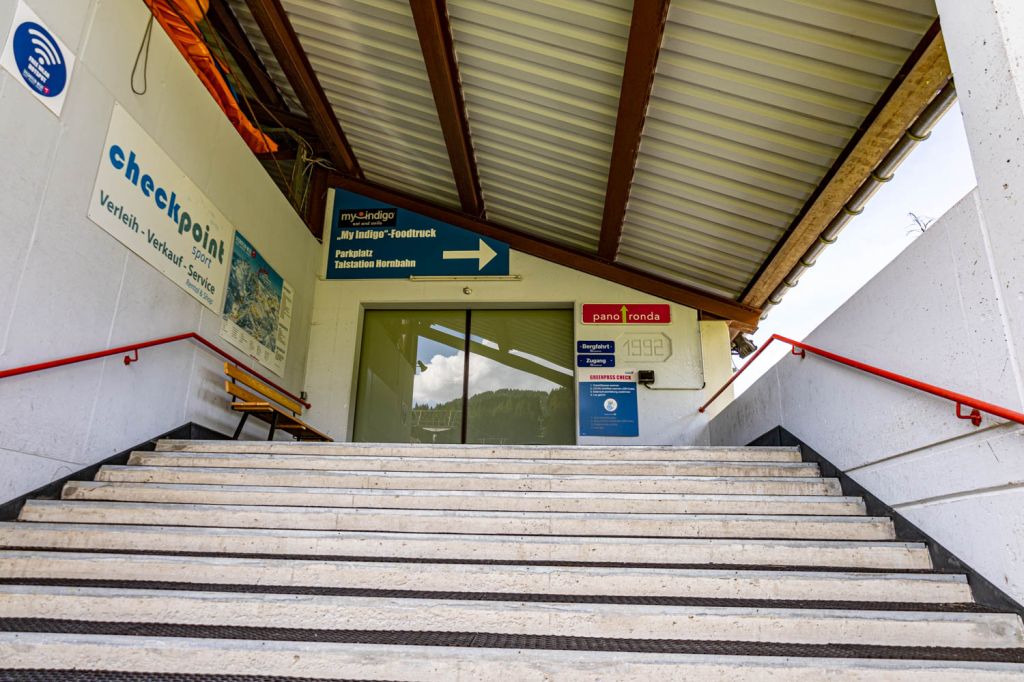 Aufgang zur Hornbahn  - Die Einseilumlaufbahn kann bis zu 2.200 Personen pro Stunde befördern. - © alpintreff.de - Christian Schön