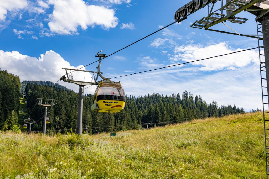 Hornspitz in Russbach - Eine Gondel bietet Platz für bis zu acht Personen. Die Fahrt mit der Hornbahn dauert ungefähr neun Minuten. Auf dem Hornspitz erschließt sich im Sommer ein schönes Wandergebiet sowie mit Brunos Bergwelt ein Kinder-Abenteuer. Im Winter bedient die Hornbahn das Skigebiet Dachstein West. - © alpintreff.de - Christian Schön