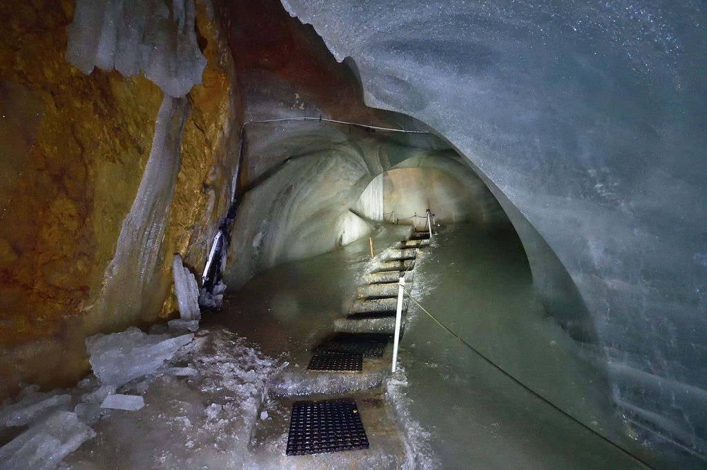 Schellenberger Eishöhle - Marktschellenberg - In der Eishöhle ist es naturgemäß immer sehr kalt (nicht nur kühl). Plane warme Kleidung ein. - © Verein für Höhlenkunde Schellenberg e.V. Schellenberger Eishöhle - Marktschellenberg - In der Eishöhle ist es naturgemäß immer sehr kalt (nicht nur kühl). Plane warme Kleidung ein. - © Verein für Höhlenkunde Schellenberg e.V.