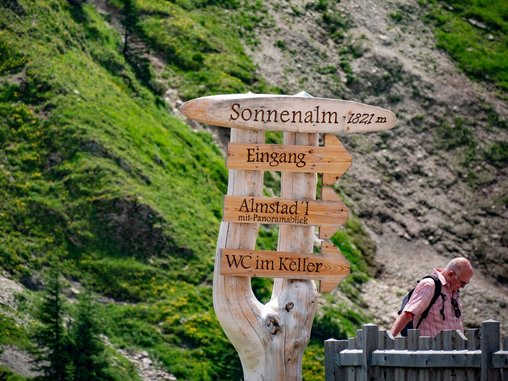 Schild Sonnenalm - Sonnenalm am Füssener Jöchle auf 1821 Metern Seehöhe. - © alpintreff.de / christian schön
