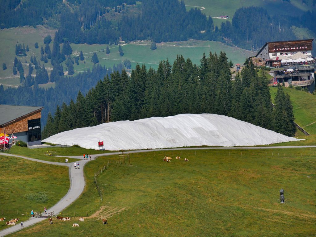 Schneedepots in Kitzbühel - Umstritten: Die Schneedepots in Kitzbühel. Hier wird der Schnee den Sommer über konserviert, um schneller in die Saison starten zu können. - © alpintreff.de / christian schön