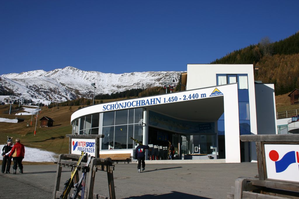 Schönjochbahn in Fiss - Die Fotos der Schönjochbahn stammen aus unserem Archiv und sind im Jahr der Eröffnung direkt am Saisonanfang aufgenommen. Hier die Talstation - © alpintreff.de / christian schön