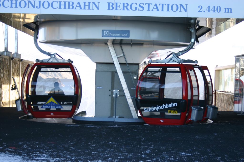 Gondeln Schönjochbahn in der Bergstation - Hier die Gondeln der Schönjochbahn beim Umlauf in der recht minimalistischen Bergstation. - © alpintreff.de / christian schön