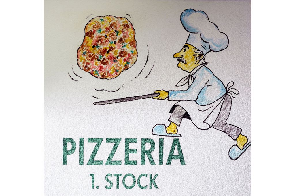 Restaurant Pizzeria Schwarzwand in Ischgl - Bei Schönwetter lässt sich der Tag zwischen den Fahrten wunderbar auf der großen Sonnenterrasse genießen. - © TVB Paznaun - Ischgl Restaurant Pizzeria Schwarzwand in Ischgl - Bei Schönwetter lässt sich der Tag zwischen den Fahrten wunderbar auf der großen Sonnenterrasse genießen. - © TVB Paznaun - Ischgl