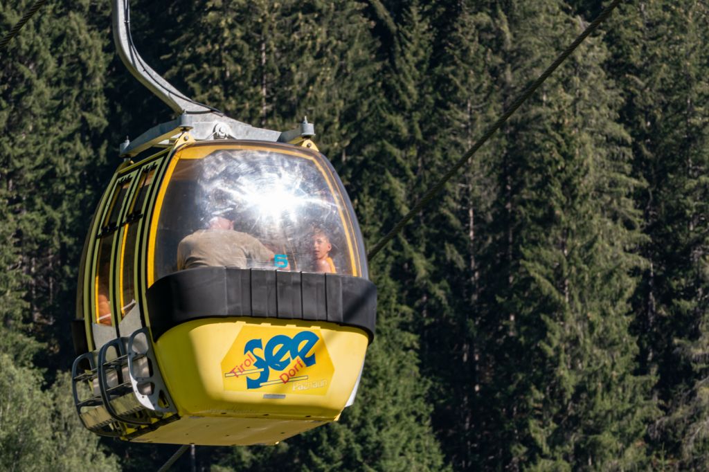 Medrigjochbahn - See im Paznauntal - Gondel - Die Bahn erschließt im Winter eine mittelschwere Piste, die wieder zurück zur Talstation führt sowie eine Rodelbahn auf der anderen Seite der Bahn. An der Bergstation gibt es direkt ein Kinderland mit zwei Förderbändern und einem Übungslift. - © alpintreff.de - Colin Schön Medrigjochbahn - See im Paznauntal - Gondel - Die Bahn erschließt im Winter eine mittelschwere Piste, die wieder zurück zur Talstation führt sowie eine Rodelbahn auf der anderen Seite der Bahn. An der Bergstation gibt es direkt ein Kinderland mit zwei Förderbändern und einem Übungslift. - © alpintreff.de - Colin Schön