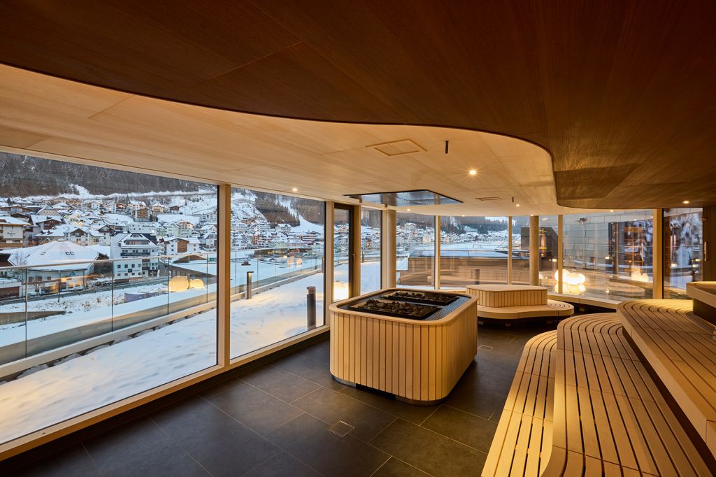 Panoramasauna - Silvretta Therme Ischgl - Eine weitere Trockensauna mit Luftfeuchtigkeit zwischen 10 und 20 % gibt es mit der Panoramasauna. Die großzügige Verglasung der Sauna eröffnet einen Blick auf nahezu das gesamte Dorf Ischgl. - © TVB Paznaun - Ischgl