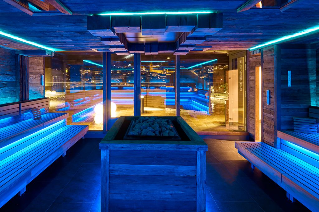 Erlebnissauna - Silvretta Therme Ischgl - Kaum zu glauben, aber auch hinter diesem Bild steckt eigentlich eine klassische finnische Sauna. Nur eben mit ausgeklügelten Licht- und Soundeffekten. Hier soll es dann nach Betreiberangaben auch Schow-Aufgüsse der Extraklasse geben. Na dann wedelt mal mit dem Handtuch. - © TVB Paznaun - Ischgl Erlebnissauna - Silvretta Therme Ischgl - Kaum zu glauben, aber auch hinter diesem Bild steckt eigentlich eine klassische finnische Sauna. Nur eben mit ausgeklügelten Licht- und Soundeffekten. Hier soll es dann nach Betreiberangaben auch Schow-Aufgüsse der Extraklasse geben. Na dann wedelt mal mit dem Handtuch. - © TVB Paznaun - Ischgl