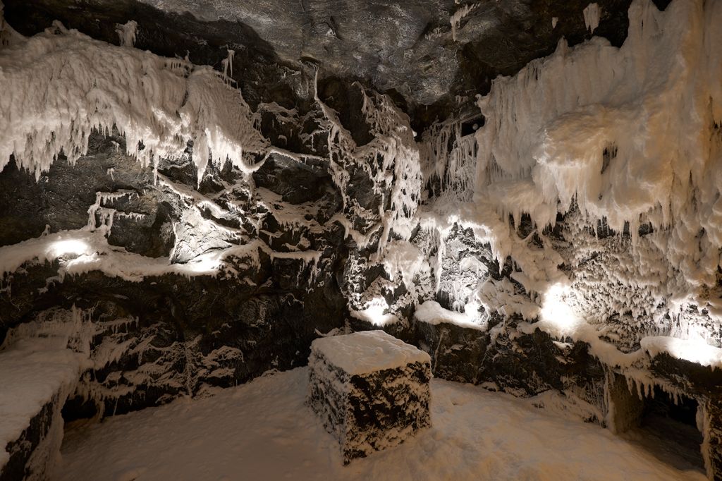 Schneegrotte - Silvretta Therme Ischgl - Noch zu erwähnen bleibt die Schneegrotte und auch das normale Dampfbad sowie das Alpenrosendampfbad, die beide bei einer Temperatur von 40-45 Grad und 100 % Luftfeuchtigkeit betrieben werden.

Die Schneegrotte ist zur Abkühlung natürlich dann genau das Richtige. - © TVB Paznaun - Ischgl