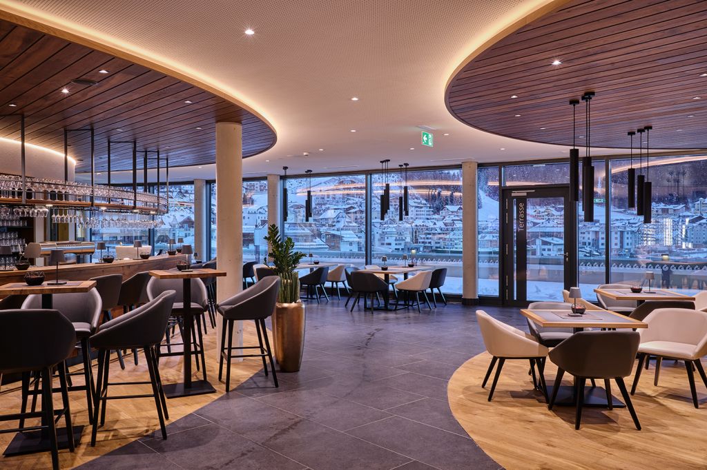 Grill Lounge - Silvretta Therme Ischgl - Die Grill Lounge ist das kulinarische Highlight der Silvretta Therme. Sie befindet sich on top auf dem Thermengebäude. - © TVB Paznaun - Ischgl Grill Lounge - Silvretta Therme Ischgl - Die Grill Lounge ist das kulinarische Highlight der Silvretta Therme. Sie befindet sich on top auf dem Thermengebäude. - © TVB Paznaun - Ischgl