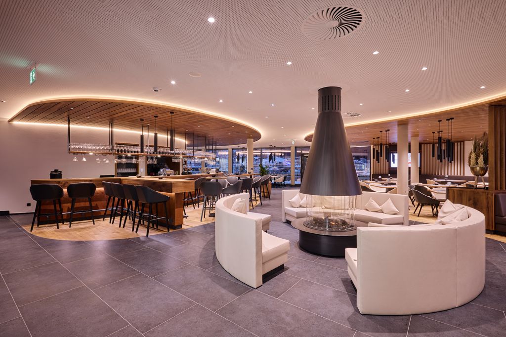 Restaurants - Silvretta Therme Ischgl - Insgesamt gibt es fünf Verpflegungsstellen in der Silvretta Therme, die unterschiedlicher wahrscheinlich nicht sein könnten. Die Grill Lounge (hier im Foto) als gehobenes Restaurant hatten wir ja schon.
Darüber hinaus gibt es mit dem Thermenbuffet ein großes Marktrestaurant, eine Eisbar und im Eingangsbereich auch eine Trattoria, die auch für Besucher außerhalb der Therme erreichbar ist und unter anderem Speisen zum Mitnehmen bietet.
Für diejenigen, die aber gar nicht erst aus dem Wasser hinauswollen, gibt es eine Poolbar. Das Outlet kann schwimmend erreicht werden und die Drinks können im warmen Wasser sitzend bei herrlicher Aussicht konsumiert werden. - © TVB Paznaun - Ischgl Restaurants - Silvretta Therme Ischgl - Insgesamt gibt es fünf Verpflegungsstellen in der Silvretta Therme, die unterschiedlicher wahrscheinlich nicht sein könnten. Die Grill Lounge (hier im Foto) als gehobenes Restaurant hatten wir ja schon.
Darüber hinaus gibt es mit dem Thermenbuffet ein großes Marktrestaurant, eine Eisbar und im Eingangsbereich auch eine Trattoria, die auch für Besucher außerhalb der Therme erreichbar ist und unter anderem Speisen zum Mitnehmen bietet.
Für diejenigen, die aber gar nicht erst aus dem Wasser hinauswollen, gibt es eine Poolbar. Das Outlet kann schwimmend erreicht werden und die Drinks können im warmen Wasser sitzend bei herrlicher Aussicht konsumiert werden. - © TVB Paznaun - Ischgl