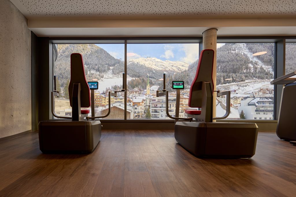 Fitness & Physio - Silvretta Therme Ischgl - Nicht unerwähnt bleiben sollte auch das Fitness-Studio in der Silvretta Therme, das mit modernsten Trainingsgeräten der Firma Milon ausgestattet ist. Physio und Massagen werden natürlich ebenfalls geboten. - © TVB Paznaun - Ischgl