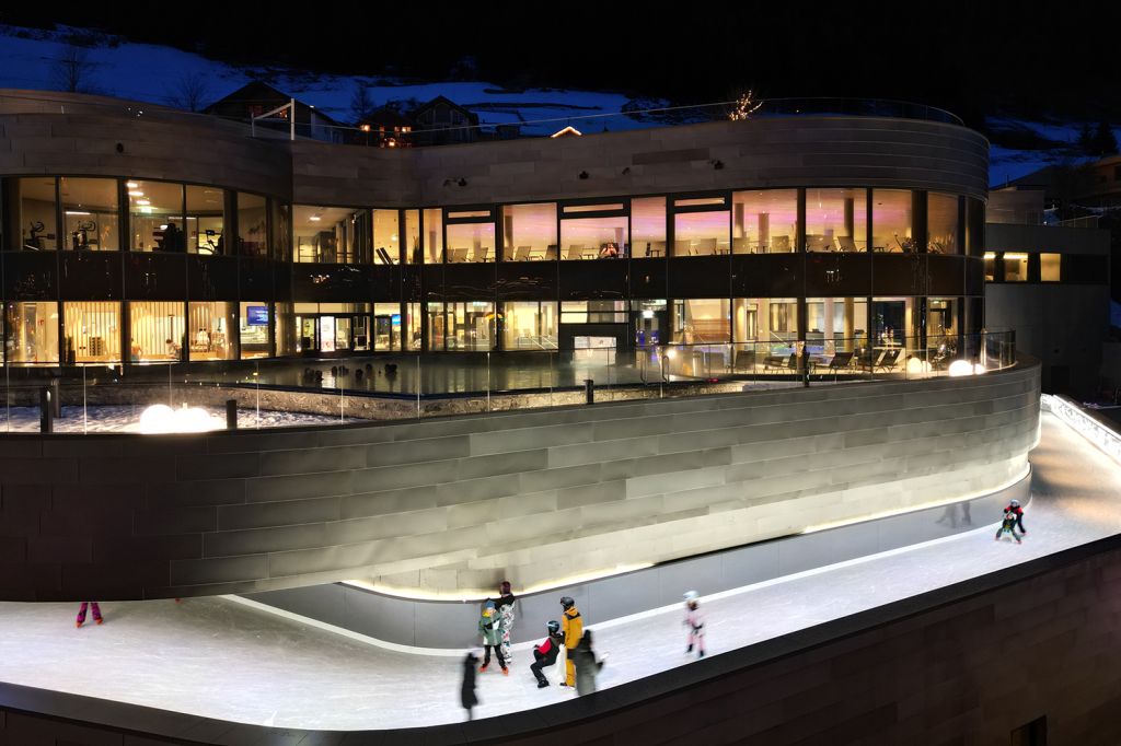 Eislaufbahn - Silvretta Therme Ischgl - Alles in einem. Die Silvretta Therme löst das in Ischgl in wunderbarer Weise. - © Silvrettaseilbahn AG