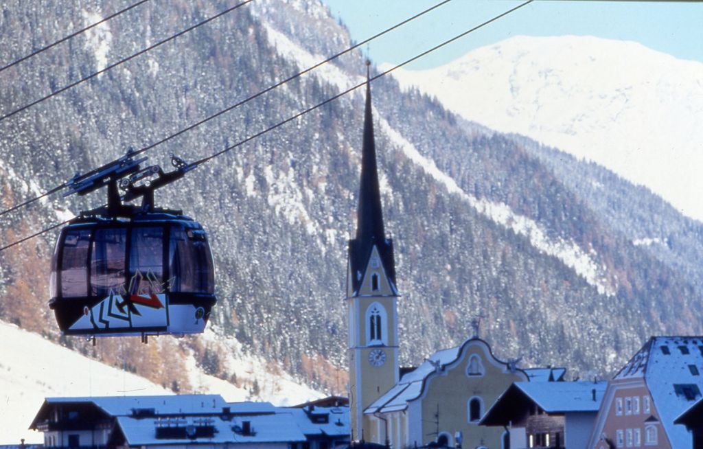 Silvrettabahn in Ischgl - Insgesamt ist die Strecke der Bahn fast 4 Kilometer lang, allerdings verteilt sich diese auf zwei Sektionen mit einer Mittelstation, die nahezu direkt neben der Fimbabahn liegt. - © TVB Paznaun - Ischgl Silvrettabahn in Ischgl - Insgesamt ist die Strecke der Bahn fast 4 Kilometer lang, allerdings verteilt sich diese auf zwei Sektionen mit einer Mittelstation, die nahezu direkt neben der Fimbabahn liegt. - © TVB Paznaun - Ischgl