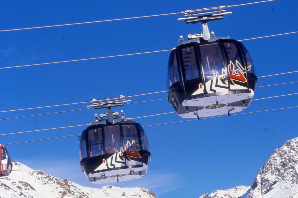 Silvrettabahn in Ischgl - Jede Gondel fasst maximal 24 Personen. Hier bei der Ausfahrt aus der Talstation. - © TVB Paznaun - Ischgl Silvrettabahn in Ischgl - Jede Gondel fasst maximal 24 Personen. Hier bei der Ausfahrt aus der Talstation. - © TVB Paznaun - Ischgl