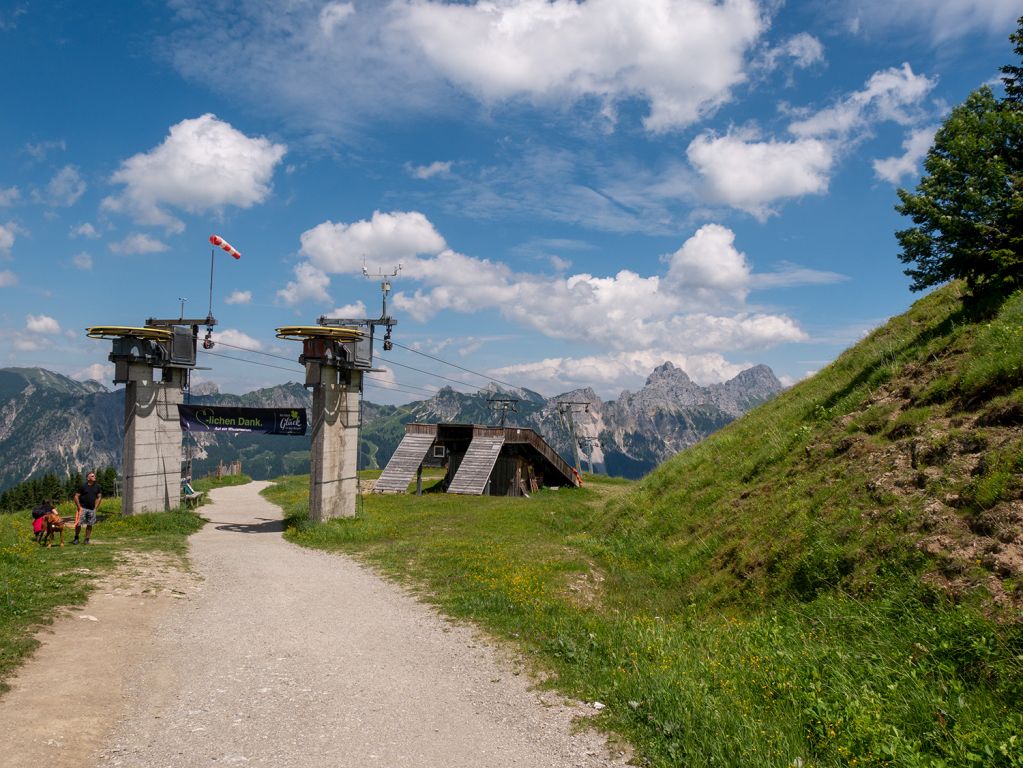 Skigebiet Neunerköpfle - Imposant ist die Doppel-Schleppliftanlage am Neunerköpfle. Hier muss man durch, wenn man auf den Almen-Rundweg möchte. - © alpintreff.de / christian schön