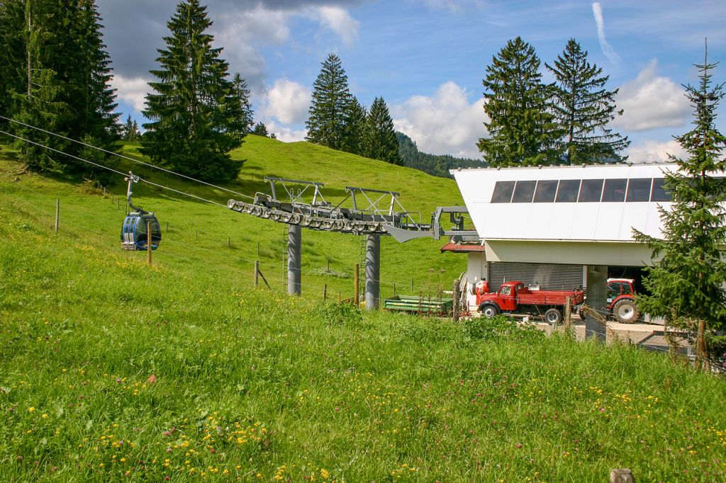 Oberstdorf Gondelbahn - Sie war Zubringerseilbahn zum Wander- und Skigebiet Höllwies / Söllereck.  - © alpintreff.de - Christian Schön
