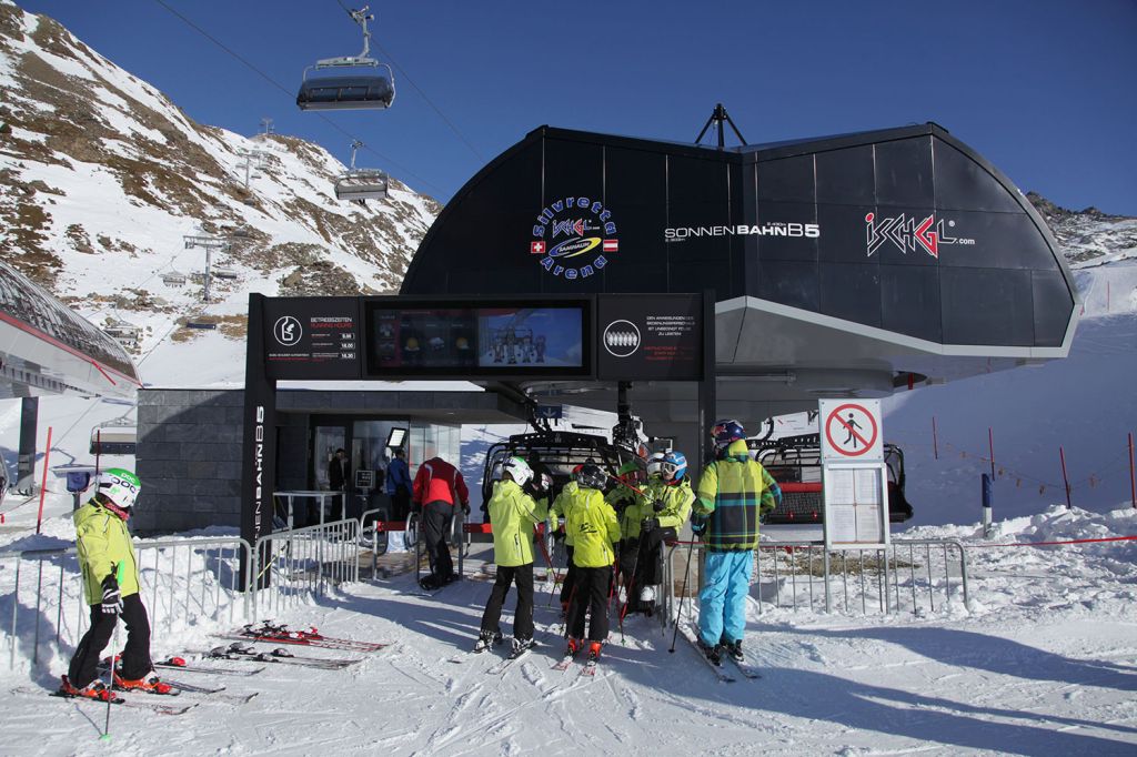 Sonnenbahn - B5 - Ischgl - Bei der Sonnenbahn B4, die im Jahr 2011 gebaut wurde, ging es vor allem um eine kindersichere Anlage. Bis zu fünf Kinder können auf dieser Bahn zusammen mit einem Erwachsenen, zum Beispiel dem Skilehrer, fahren. - © TVB Paznaun - Ischgl