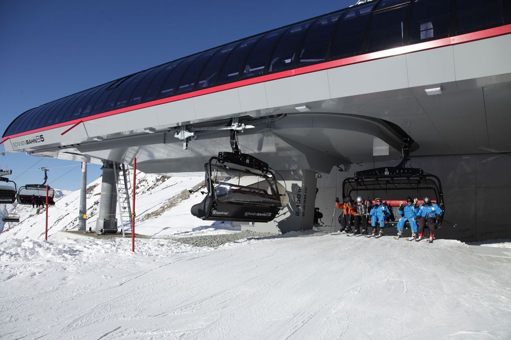 Sonnenbahn - B5 - Ischgl - Die Talstation der Sonnenbahn liegt direkt neben der Gratbahn - die Bergstation deben der Nachweidebahn. - © TVB Paznaun - Ischgl