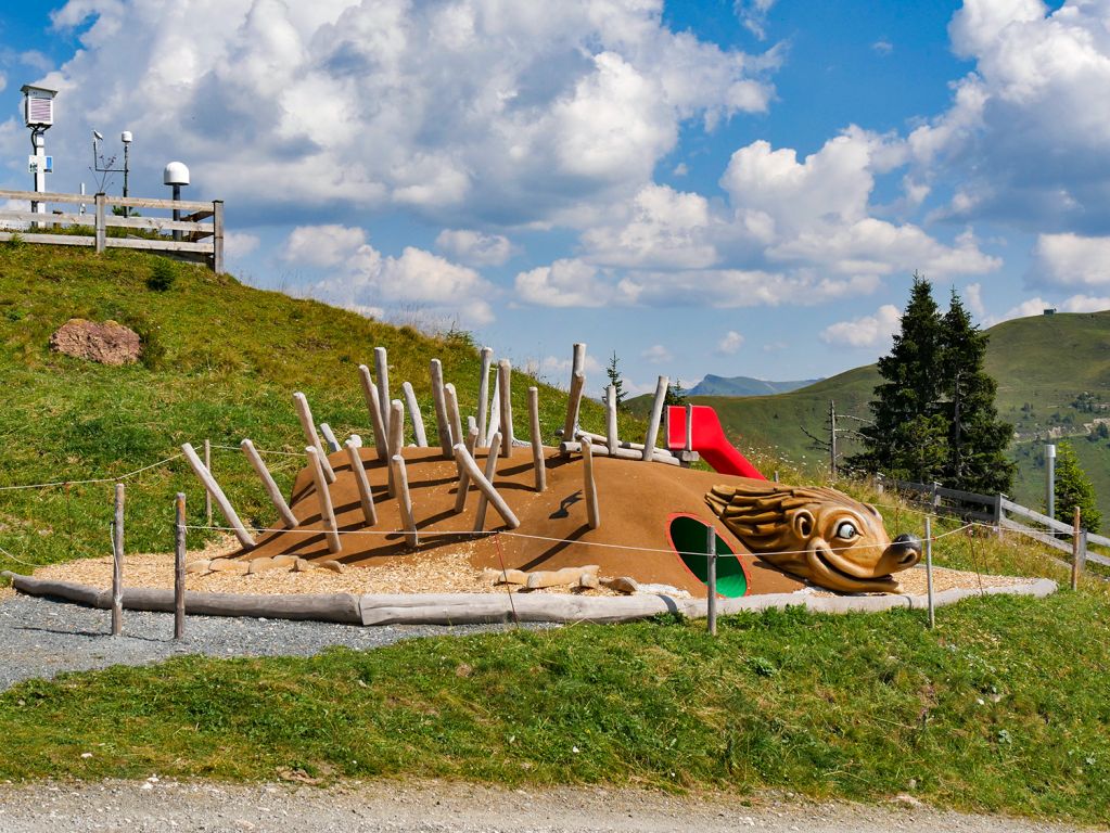 Für Kinder: Spieligel - Für Kinder gibt es an der Bergstation einen kleinen Spiel-Igel. - © alpintreff.de / christian schön