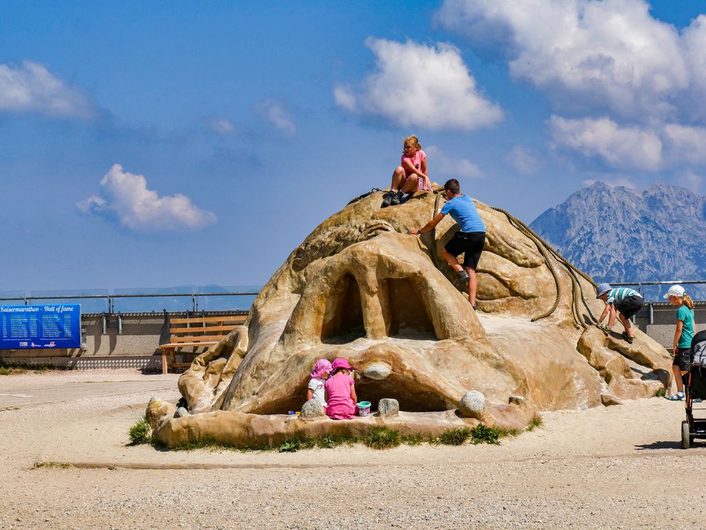 Kinderspielplatz Hohe Salve - Etwas gruselig finden wir den Kinderspielplatz auf der Hohen Salve. Die Kinder wirds aber wahrscheinlich nicht kümmern. - © alpintreff.de / christian schön Kinderspielplatz Hohe Salve - Etwas gruselig finden wir den Kinderspielplatz auf der Hohen Salve. Die Kinder wirds aber wahrscheinlich nicht kümmern. - © alpintreff.de / christian schön