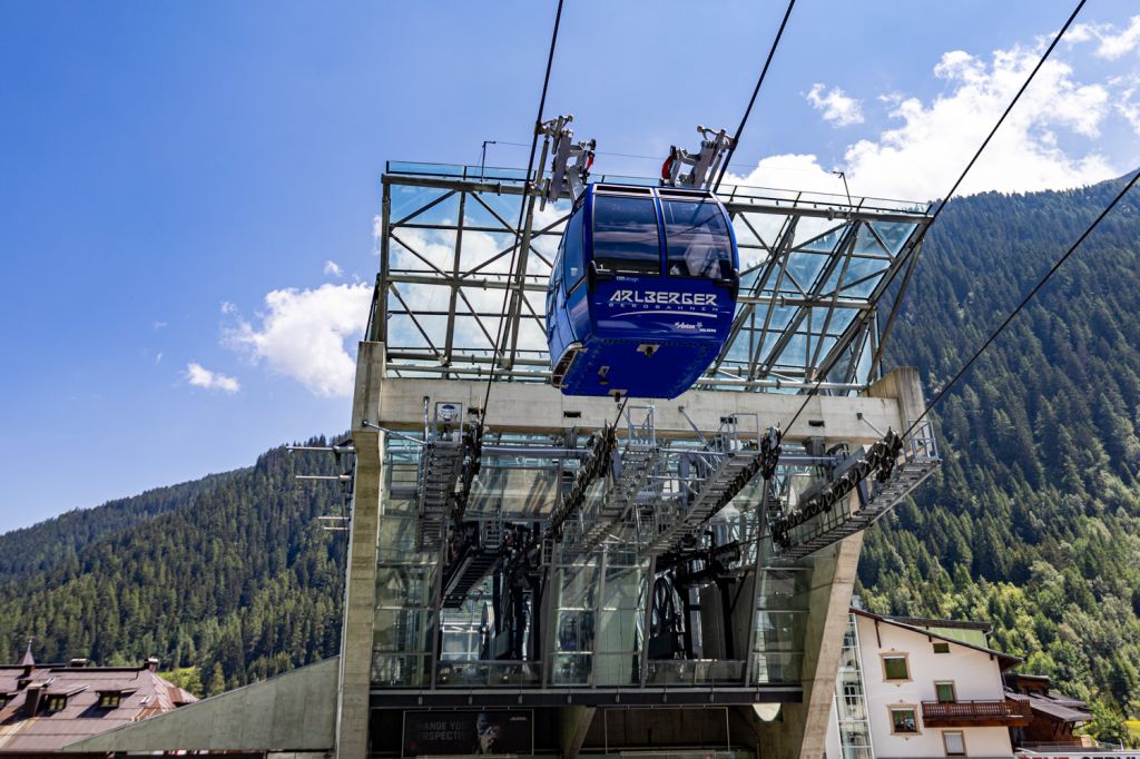 Funitel Galzigbahn - St. Anton am Arlberg - Bilder 2022 - Das Design der Talstation spricht ebenfalls für sich. - © alpintreff.de - Christian Schön Funitel Galzigbahn - St. Anton am Arlberg - Bilder 2022 - Das Design der Talstation spricht ebenfalls für sich. - © alpintreff.de - Christian Schön