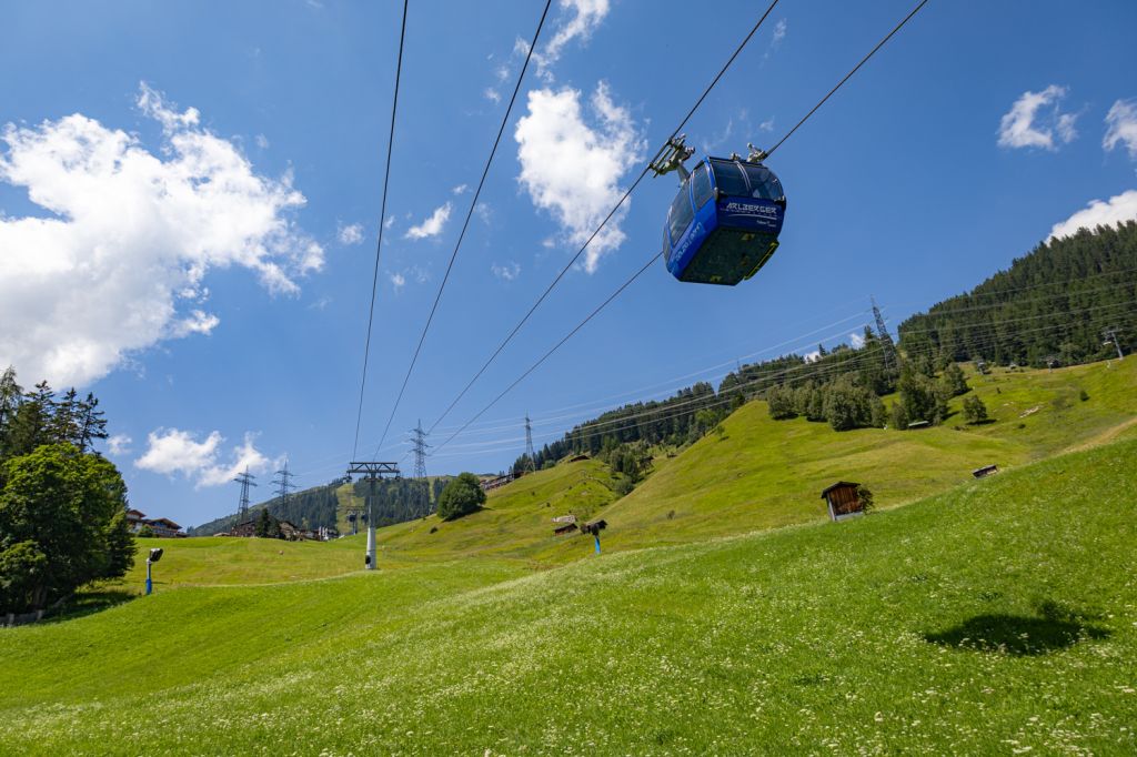 Funitel Galzigbahn - St. Anton am Arlberg - Bilder 2022 - 2.200 Personen pro Stunde schafft die Galzigbahn auf den Knotenpunkt im Skigebiet hinauf. - © alpintreff.de - Christian Schön Funitel Galzigbahn - St. Anton am Arlberg - Bilder 2022 - 2.200 Personen pro Stunde schafft die Galzigbahn auf den Knotenpunkt im Skigebiet hinauf. - © alpintreff.de - Christian Schön
