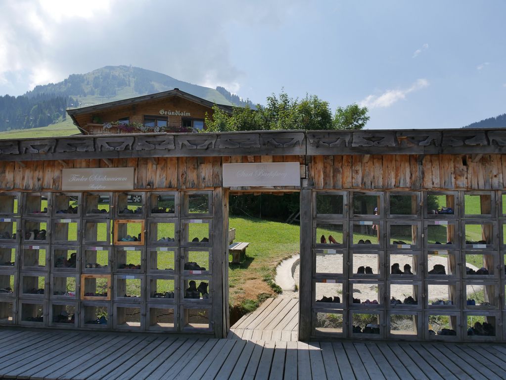 Barfußpfad Hochsöll - Direkt am Hexenwasser befindet sich auch der Barfußpfad. Schuh-Parkhaus inbegriffen. - © alpintreff.de / christian schön