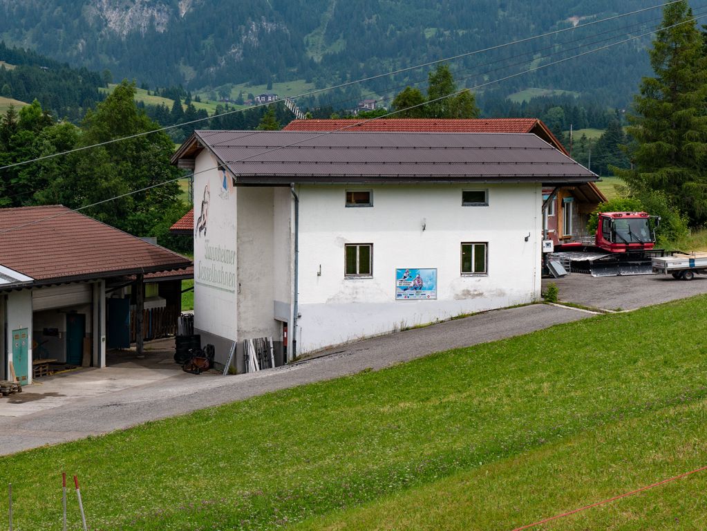 Alte 1er Sesselbahn Tannheim - Die Talstation der 1er Sesselbahn steht übrigens noch. Der Lift wurde allerdings in den letzten Jahren abgebrochen. - © alpintreff.de / christian schön