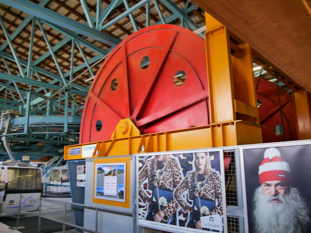 Abspannung des Zugseils in der Talstation - Direkt am Eingang: Die Umlenkung und Abspannung des Zugseils. - © alpintreff.de / christian schön