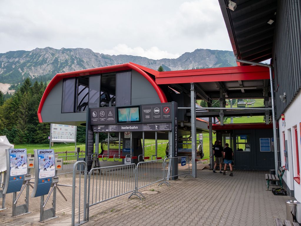 Talstation Iselerbahn - Los gehts von der zentrumsnahen Talstation der Iselerbahn. Für Ortsgäste kann das Auto also stehenbleiben. - © alpintreff.de / christian schön