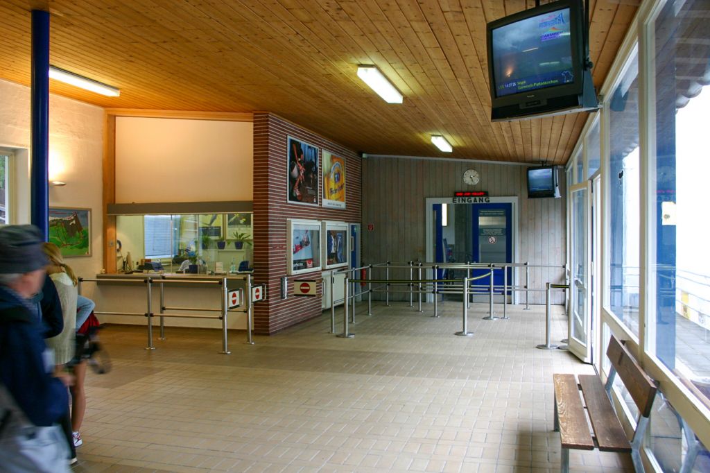 Wartehalle der Eibsee-Seilbahn - Die 60er waren in der Wartehalle allgegenwärtig. - © alpintreff.de / christian schön