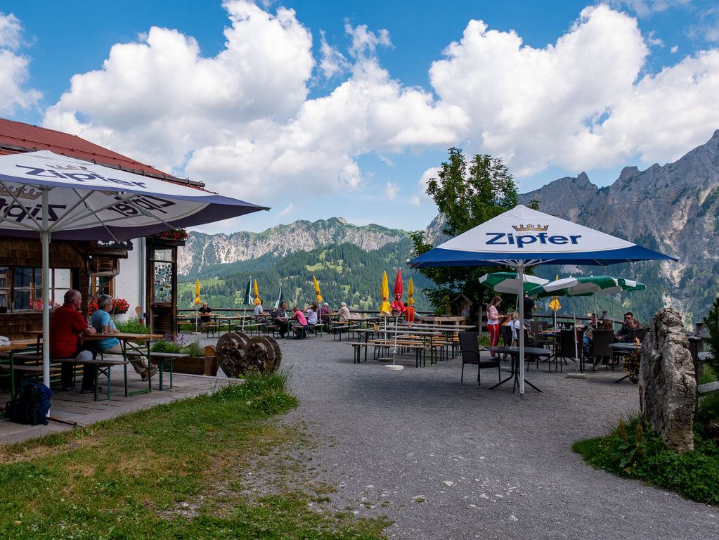 Terrasse Krinnenalpe - Terrasse des Berggsathofs Krinnenalpe. Im Sommer finden hier auch immer wieder traditionelle Musikveranstaltungen statt. - © alpintreff.de / christian schön