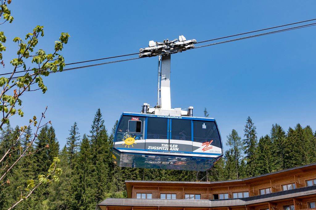 Tiroler Zugspitzbahn in Ehrwald - Bereits 1991 wurde in Ehrwald aufgerüstet und statt der alten Bahn von 1926 eine moderne Seilbahn mit Kabinen von 100 Personen auf die Zugspitze erreichtet. - © alpintreff.de / christian Schön