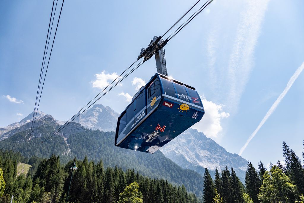 Tiroler Zugspitzbahn in Ehrwald - Nicht nur von Deutschland, sondern auch von der österreichischen Seite aus Ehrwald kommt man auf Deutschlands höchsten Berg, die Zugspitze. - © alpintreff.de / christian Schön