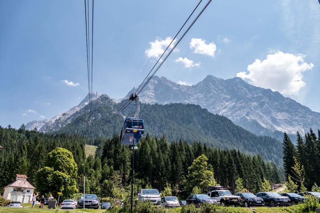Tiroler Zugspitzbahn in Ehrwald - Die Fahrt führt übrigens über drei Stützen zum Gipfel. - © alpintreff.de / christian Schön
