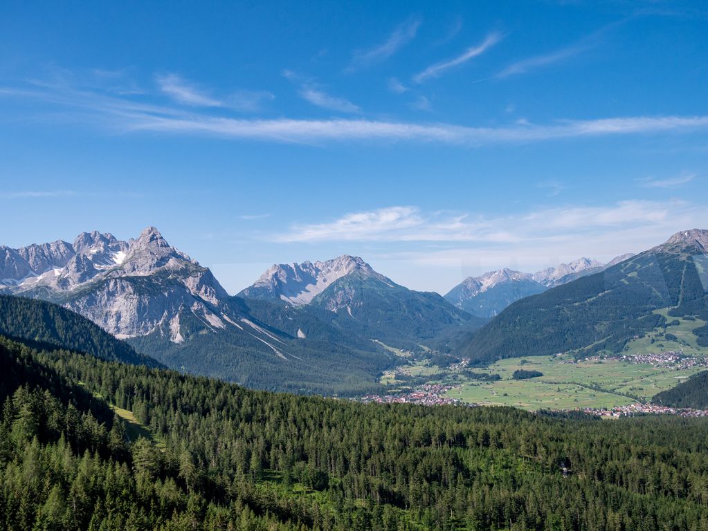 Tiroler Zugspitzbahn in Ehrwald - Blick über die Zugspitzarena nach Lermoos (rechts) und Biberwier (mitte). - © alpintreff.de / christian Schön