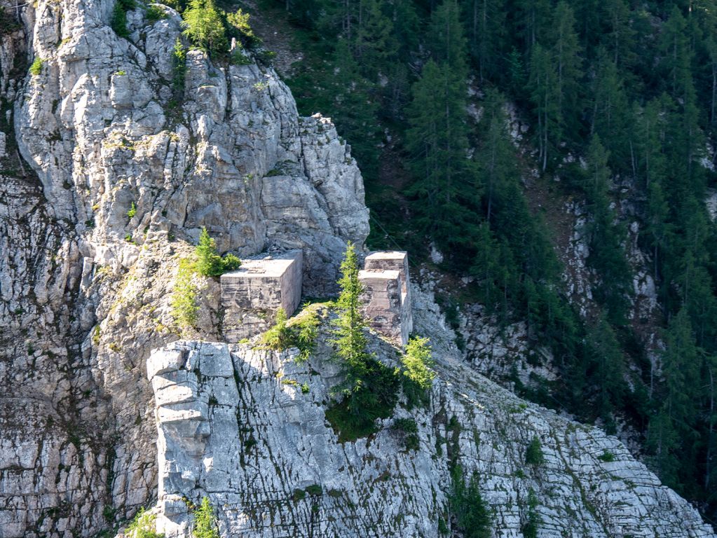 Tiroler Zugspitzbahn in Ehrwald - Auf dem Weg erkennt man an einigen Stellen noch die Fundamente der Stützen der ersten Tiroler Zugspitzbahn von 1926. - © alpintreff.de / christian Schön
