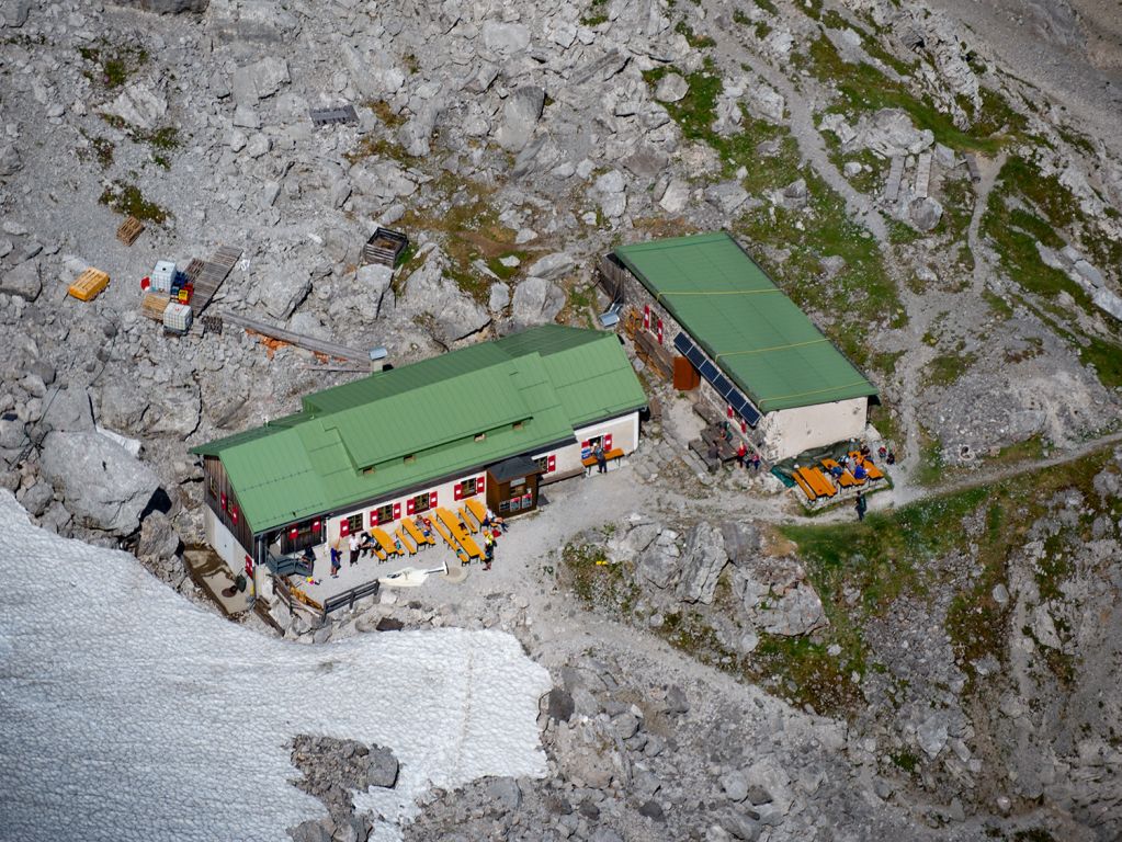 Tiroler Zugspitzbahn in Ehrwald - Die Trasse fürt übrigens fast genau über die Wiener-Neustädter Hütte. Hier machen die meisten Wanderer Rast, die von Ehrwald aus auf direktem Weg zur Zugspitze auf- oder absteigen. - © alpintreff.de / christian Schön