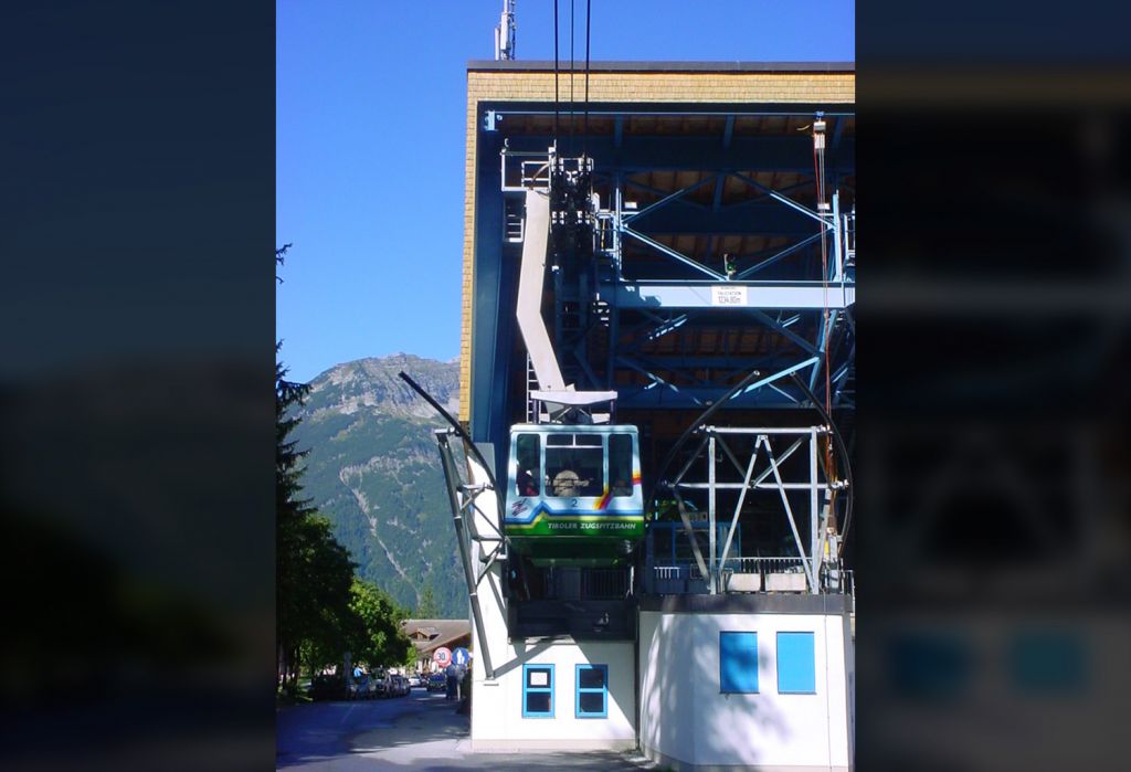 Tiroler Zugspitzbahn in Ehrwald - Am 6. Februar 2003 brannte die Talstation der Seilbahn nahezu komplett aus. Neben der Talstation wurde auch ein Tragseil sowie das Zugseil der Seilbahn zerstört. In Rekordzeit wurde die Seilbahn dann wieder aufgebaut, so dass sie bereits am 13. August 2003 wieder in Betrieb genommen werden konnte. - © alpintreff.de / christian Schön