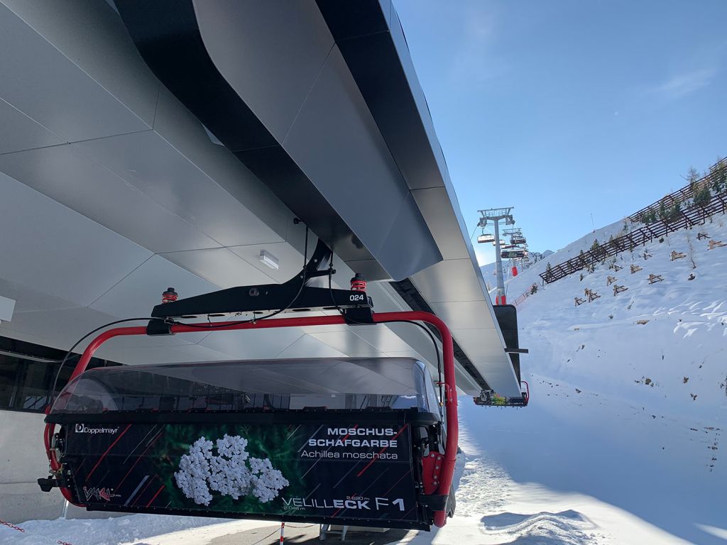 Die neue Velilleckbahn in Ischgl - Talstation. Kleine Kräuterkunde auf den Sesseln. - © TVB Paznaun - Ischgl