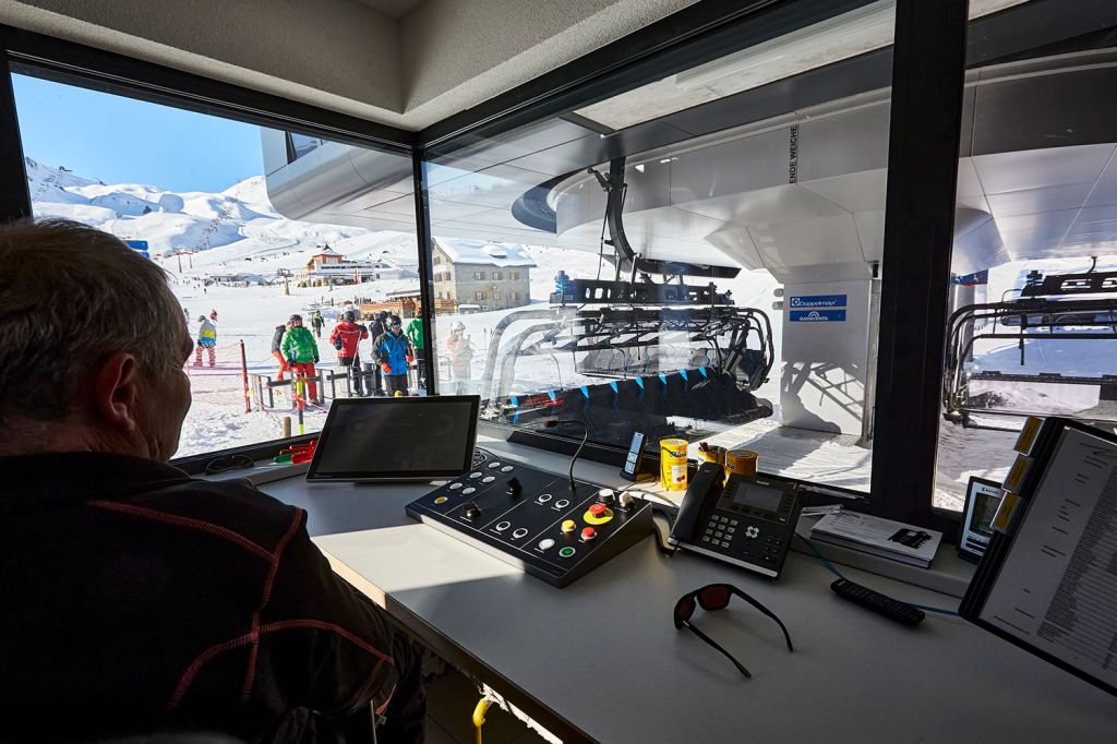 Visnitzbahn - Kontrollraum - Mit dem Blick aus dem Kontrollraum verabschieden wir uns dann von der Visnitzbahn. - © TVB Paznaun - Ischgl