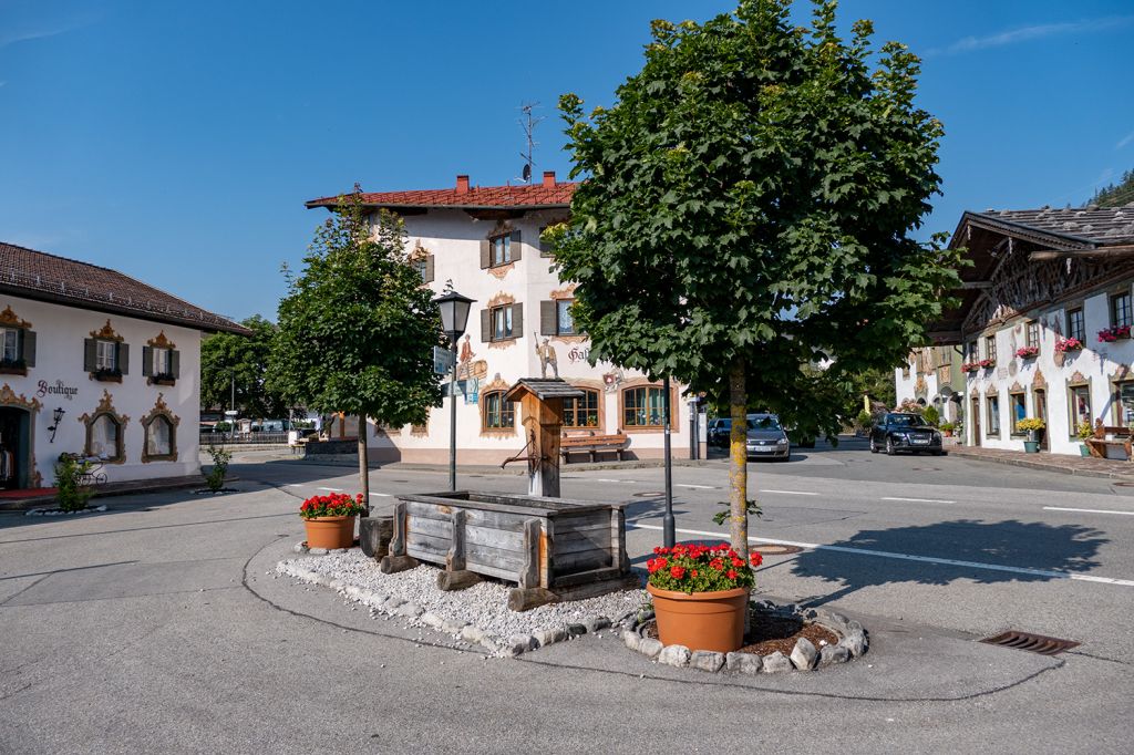 Wallgau - Die Mainstreet von Wallgau. Die B11 führt mitten durch den Ort. Ansonsten ist Wallgau durch die relative Alleinlage irgendwo ein bisschen stehengeblieben. - © alpintreff.de / christian Schön Wallgau - Die Mainstreet von Wallgau. Die B11 führt mitten durch den Ort. Ansonsten ist Wallgau durch die relative Alleinlage irgendwo ein bisschen stehengeblieben. - © alpintreff.de / christian Schön